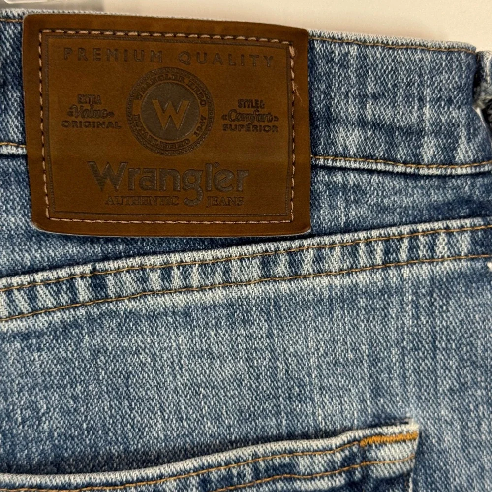 Wrangler Jeans Mens 44x28 Blue Authentic Relaxed Fit Straight Leg Denim Workwear